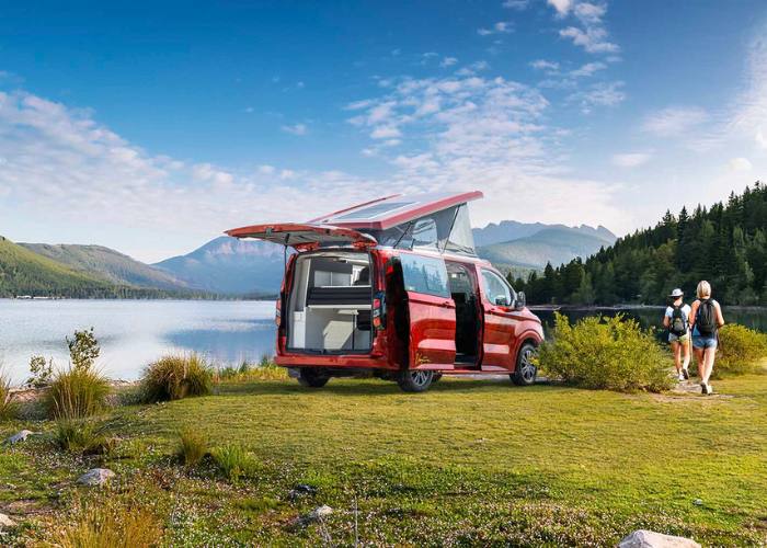 camper van nuovi Ventura C-Lover con portellone aperto vicino al lago
