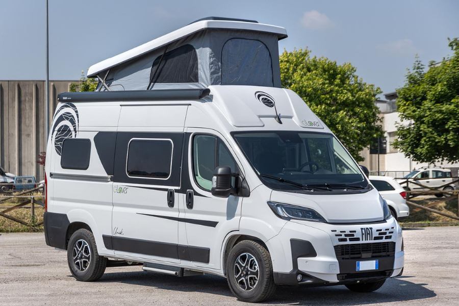 Camper furgonato usato su base Fiat Ducato allestito da C-Lover Van Solutions — letto, cucina e impianti integrati, omologazione autocaravan