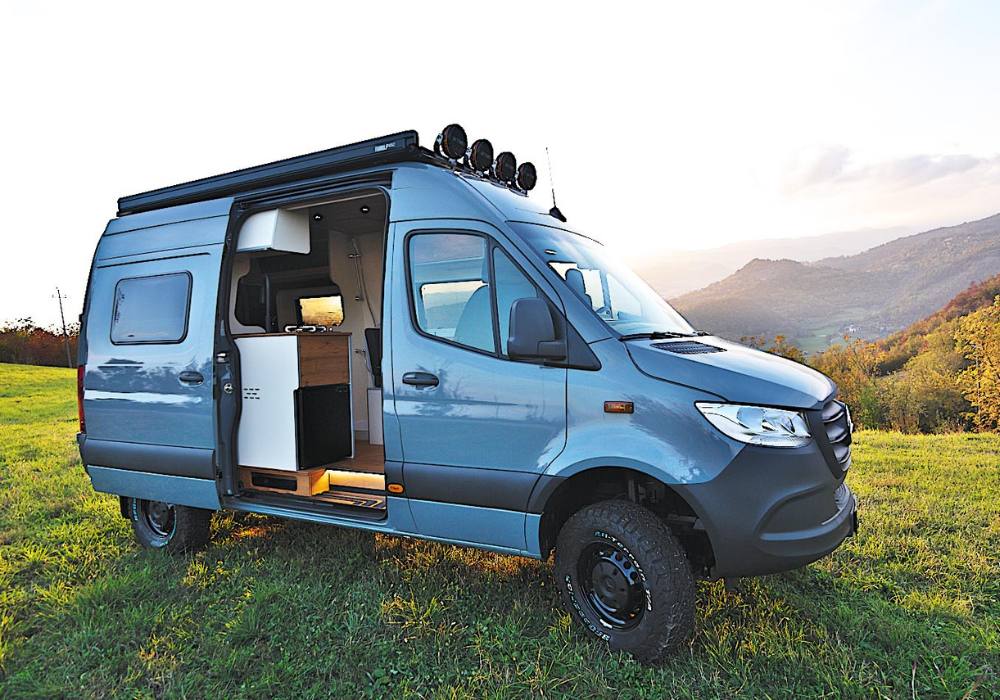 Camper puro usato in ambiente naturale — veicolo nato già come camper con layout fisso e spazi ampi per soggiorni lunghi