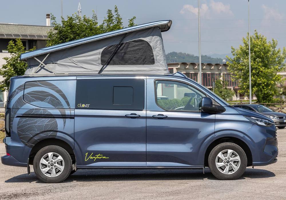 Minivan camperizzato usato con tetto a soffietto aperto — compatto e facile in città, ideale per uso misto quotidiano e weekend