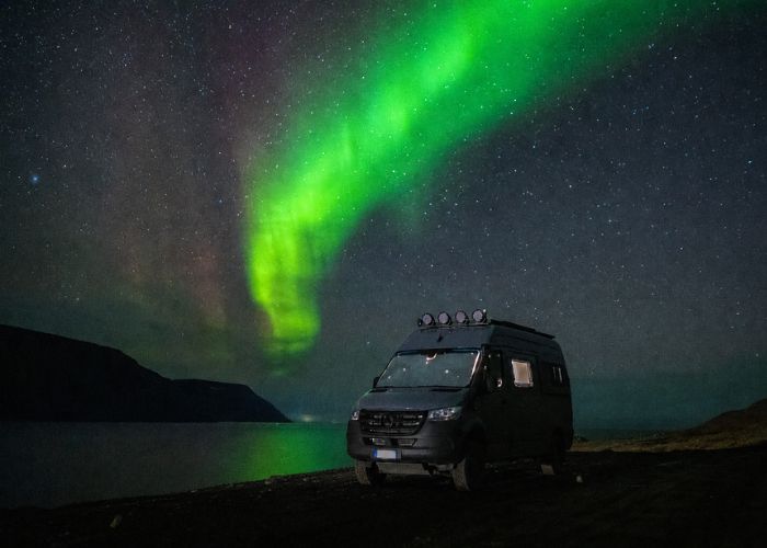 Unik furgone camperizzato su misura C-Lover — allestimento artigianale sotto aurora boreale