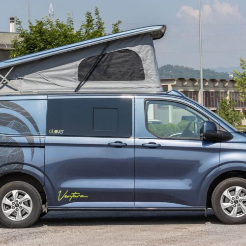 inivan camperizzato usato Ford Transit Custom Ventura con tetto a soffietto sollevato, vista laterale
