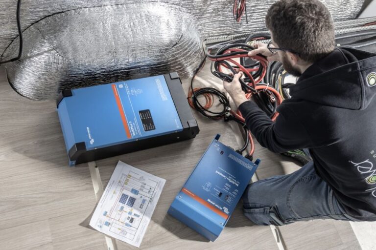 Tecnico C-Lover durante il cablaggio di un impianto batteria al litio per camper con inverter Victron MultiPlus-II