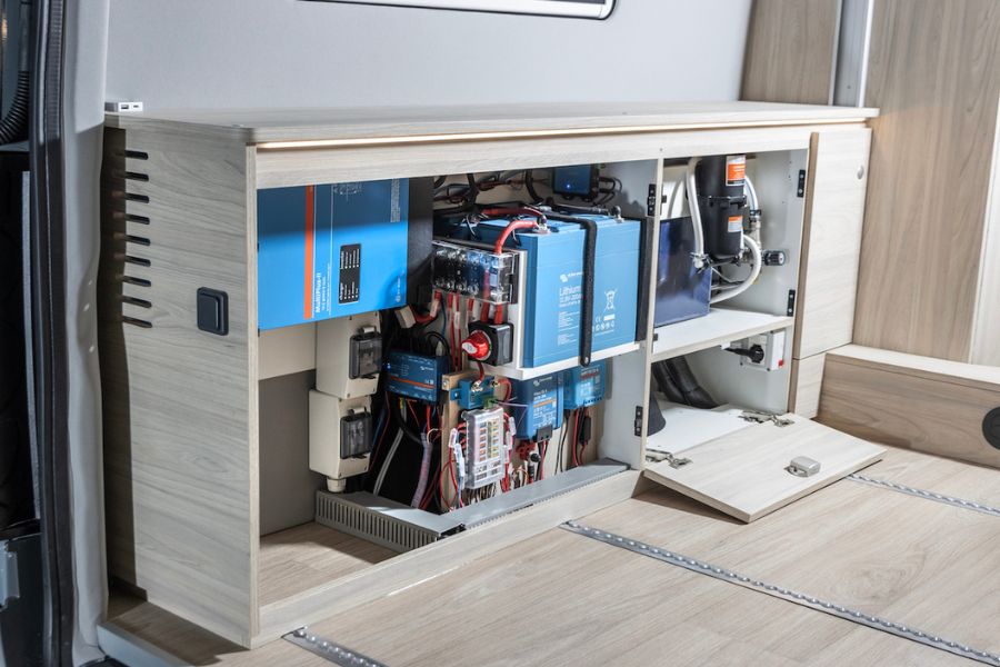 Impianto batteria al litio camper con componenti Victron installato da C-Lover Van Solutions
