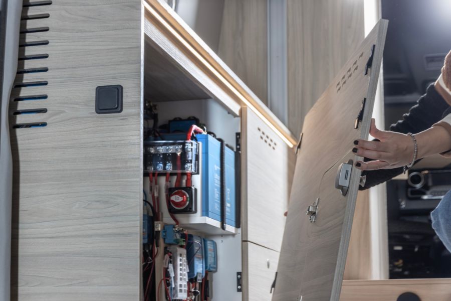 Sportello del vano batteria al litio camper aperto, mobile su misura C-Lover con impianto Victron integrato