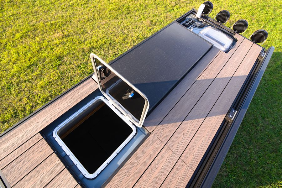 Botola di accesso al tetto e pannello solare calpestabile su un furgone camperizzato, dettagli utili per chi fa smart working in camper