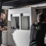 Due tecnici C-Lover Van Solutions ispezionano la carrozzeria e gli interni di un camper furgonato usato nel laboratorio di Creazzo, Vicenza