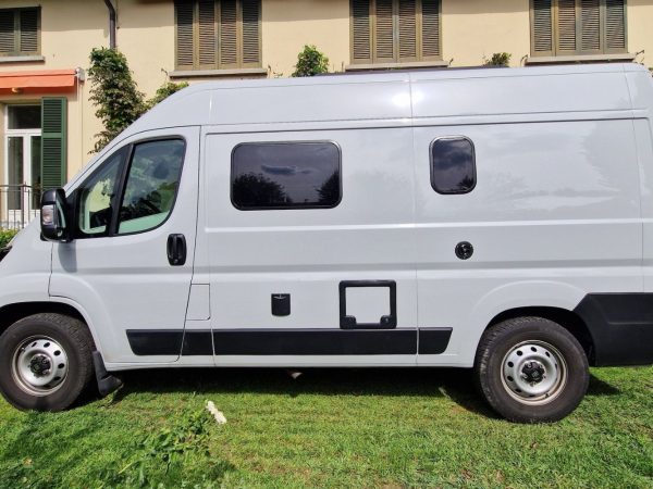 Furgone camperizzato usato Fiat Ducato Vajolet visto di profilo, fiancata laterale con finestre oscurate