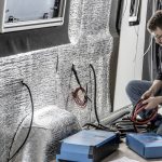 Tecnico C-Lover installa e controlla l'impianto elettrico di un camper furgonato: cablaggio, inverter e batteria al litio Victron