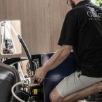 Tecnico C-Lover Van Solutions controlla l'impianto idrico di un camper furgonato: pompa acqua, tubi e boiler durante l'ispezione pre-vendita