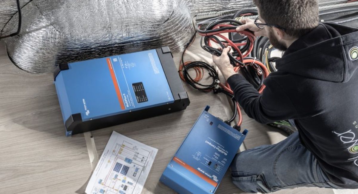 Tecnico C-Lover durante il cablaggio di un impianto batteria al litio per camper con inverter Victron MultiPlus-II