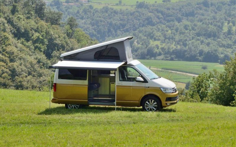 installazione tendalino su camper van per creare zona ombreggiata esterna