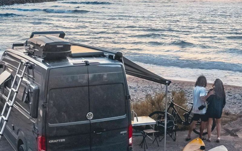 camper van con tendalino aperto per creare spazio esterno ombreggiato