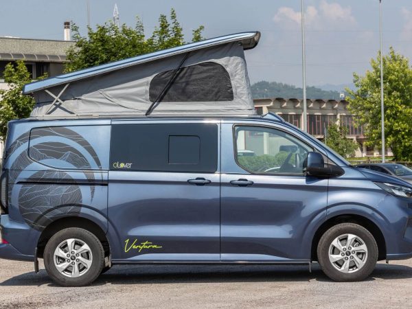 inivan camperizzato usato Ford Transit Custom Ventura con tetto a soffietto sollevato, vista laterale